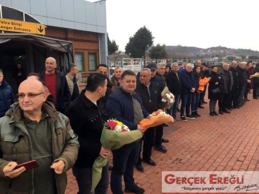 Onları çiçeklerle karşıladı…