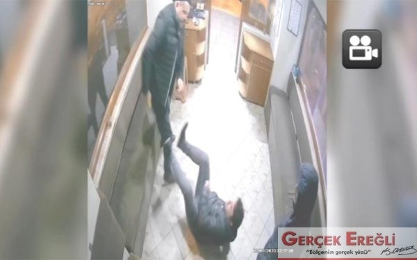 Durak sürücülerine satır ile saldırdı…