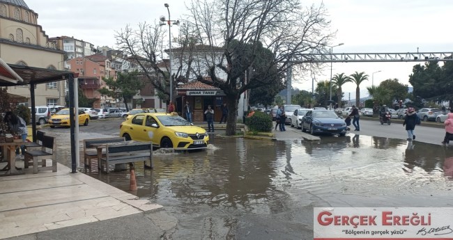 Cadde su altında kaldı…