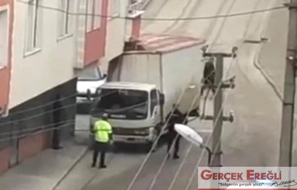 Kamyon balkona takıldı…
