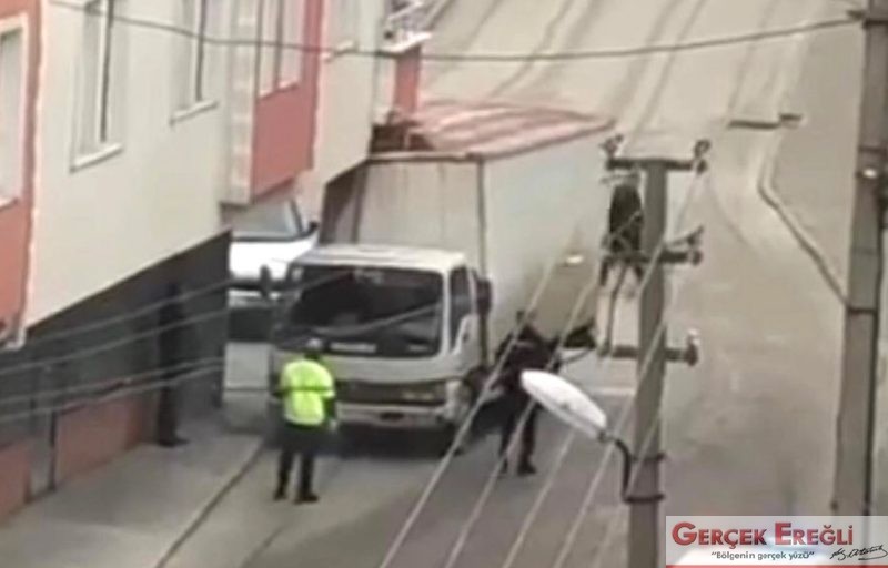 Kamyon balkona takıldı…