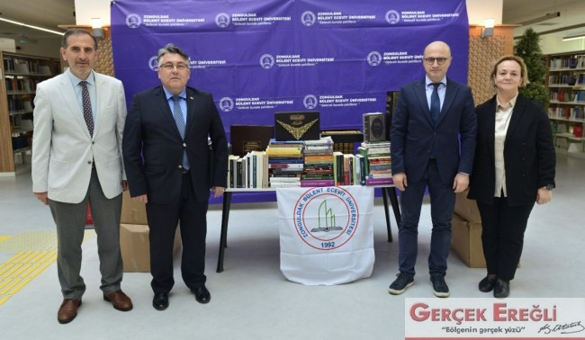 Kendi koleksiyonundan 26 koli kitap bağışladı…