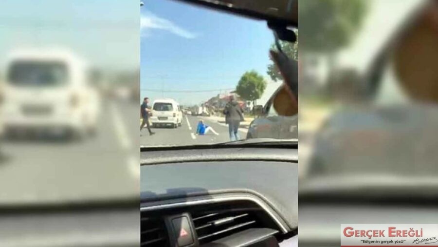 Kendini araçtan dışarıya attı…