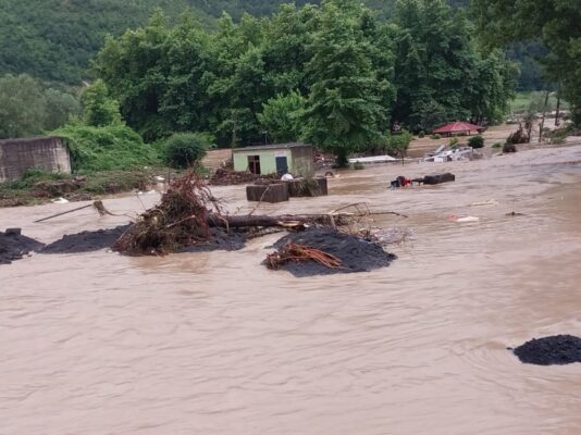 4 kişi mahsur kaldı…