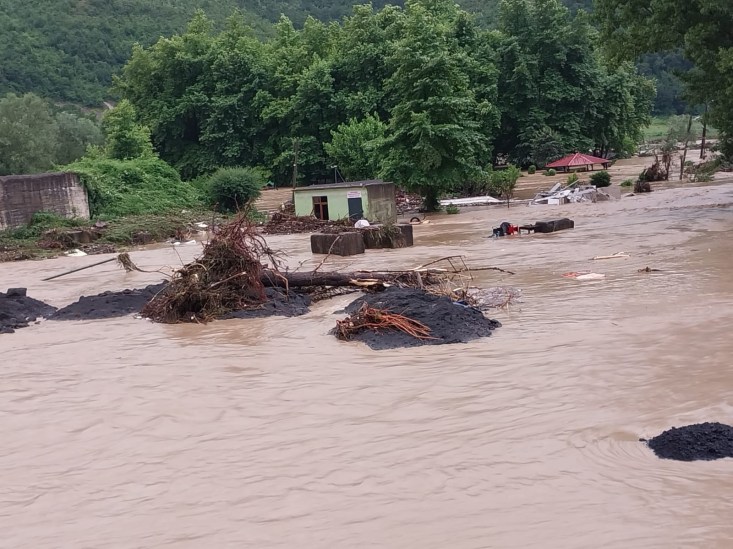4 kişi mahsur kaldı…