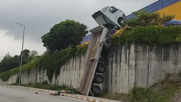 İstinat duvarında askıda kaldı…