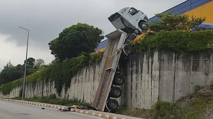 İstinat duvarında askıda kaldı…
