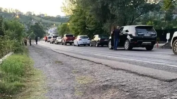 Lastik patladı, 2 kişi yaralandı…