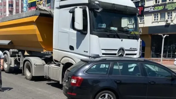 Otomobili TIR altına aldı…
