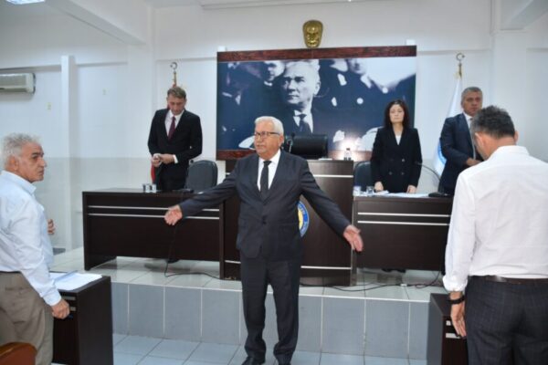 Avuçlarını yalarlar…