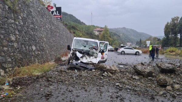 Kayalar aracın üzerine düştü…