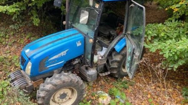 Traktör şarampole düştü…