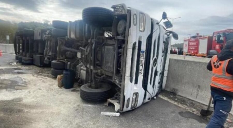 TIR, kontrolden çıkarak devrildi…