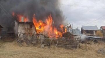İki ev de tamamen yandı…