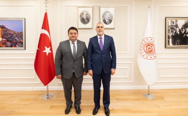 Tüm maden işçilerine selam gönderdi…