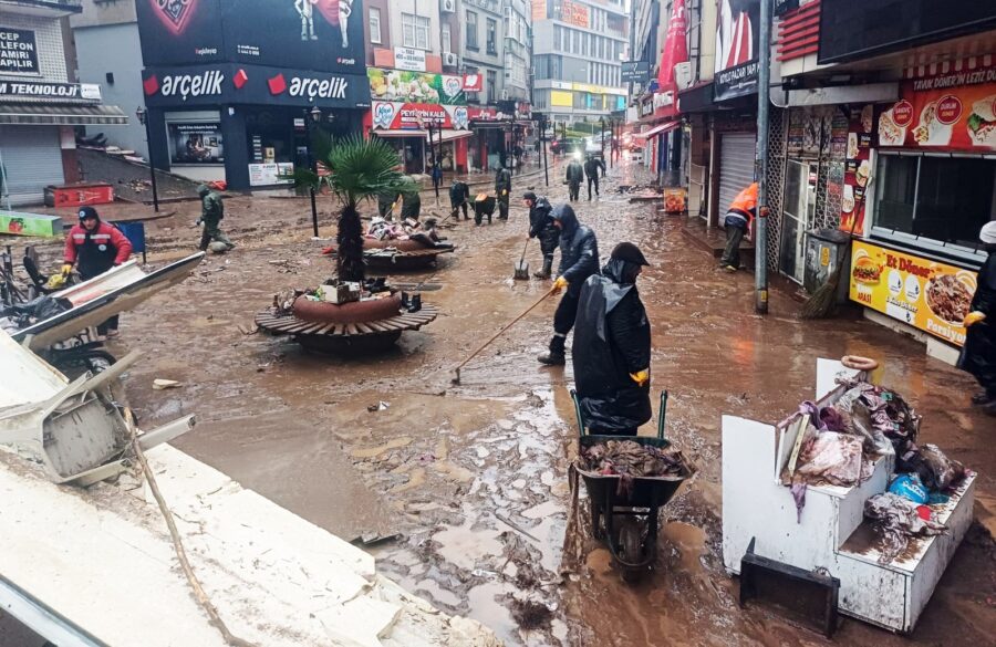 Felaketin izleri silinmeye çalışılıyor…