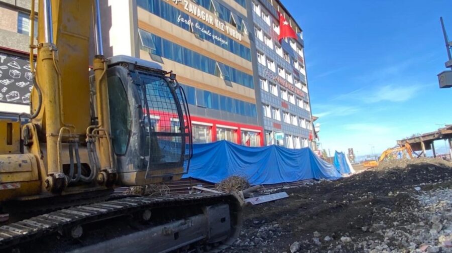 Yıkım çalışmaları devam ediyor…