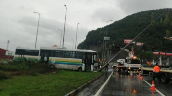 Halk otobüsü virajı alamadı…