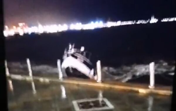 Tekne kayalıklara çarparak battı…