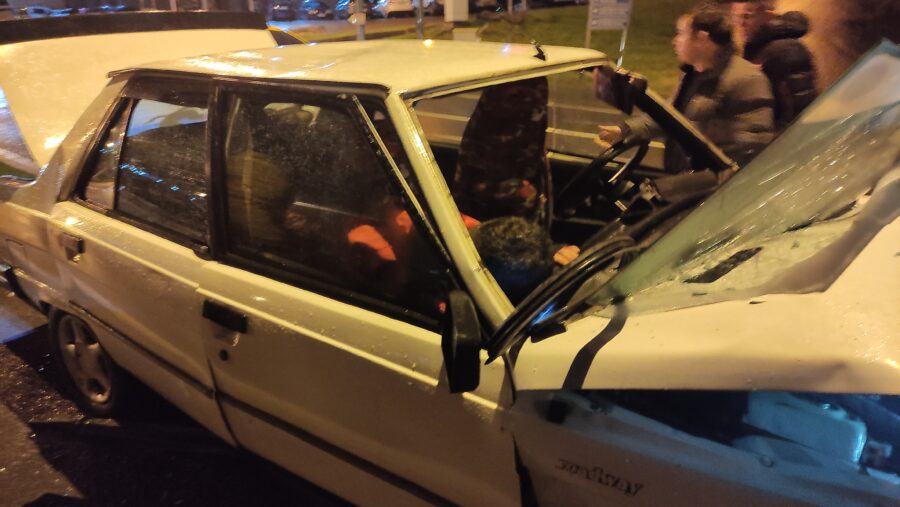 Refüje çıktı, direğe çarptı…