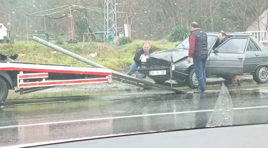 Araç yoldan çıkarak elektrik direğine çarptı…