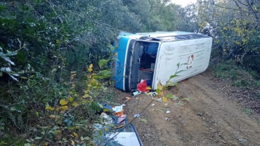 Minibüs kontrolünü kaybederek devrildi…