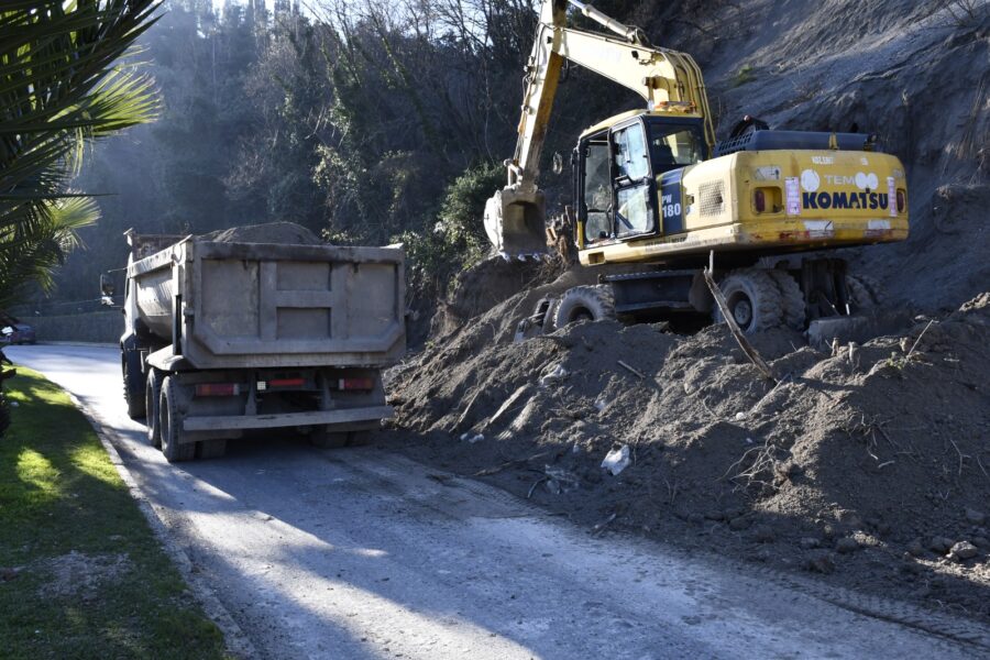 Hafriyat kaldırma çalışmaları yapılıyor…