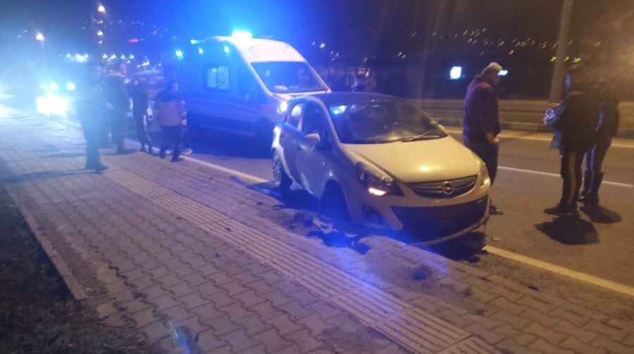 Hakimiyetini kaybederek kaldırıma çarptı…