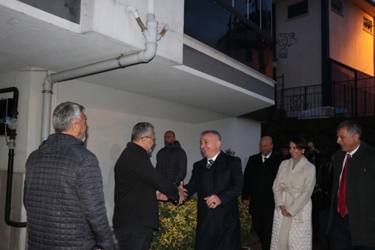 Biz sizin hizmetkarınız olmaya talibiz…