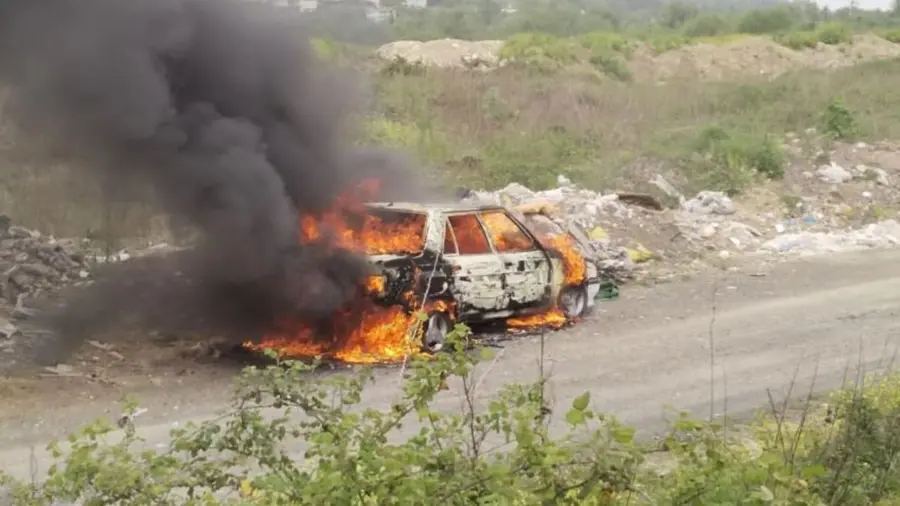 Eşine ait aracı kullanılmaz hale getirdi…