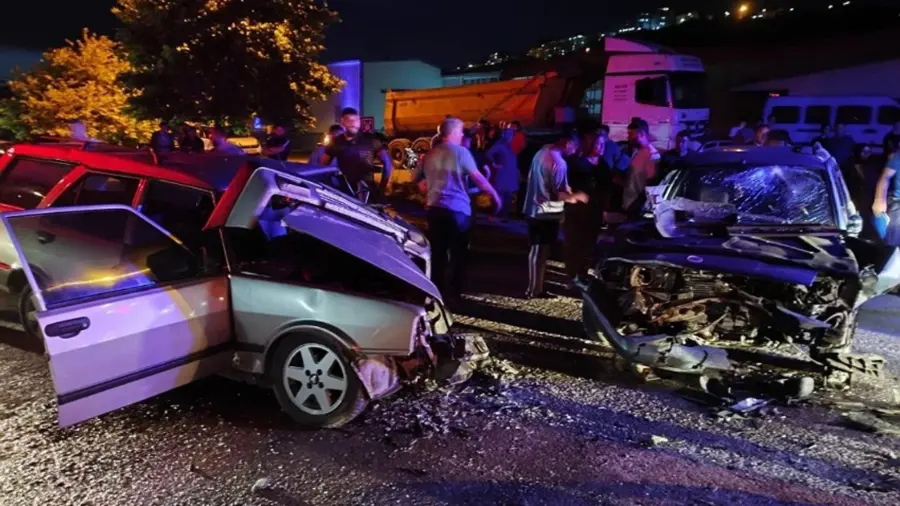 Kafa kafaya çarpıştılar, 3 yaralı var…