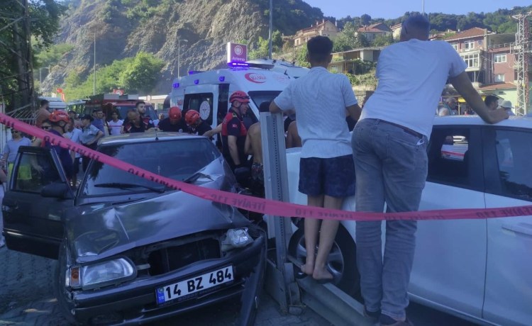 Kontrolünü kaybederek bariyerlere saplandı…