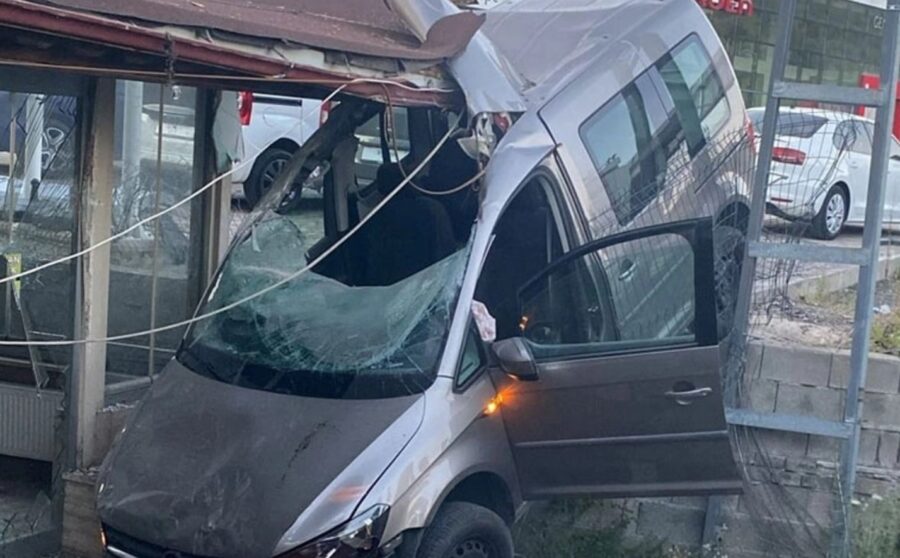 Evin tavanına takılıp durabildi…