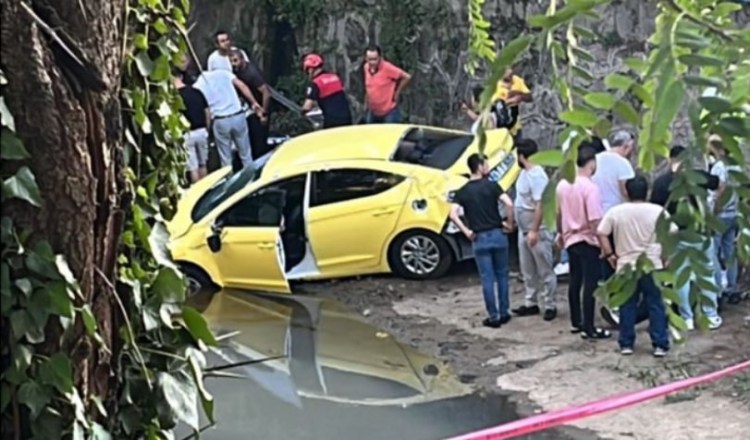 Kontrolünü kaybeden taksi dereye uçtu…