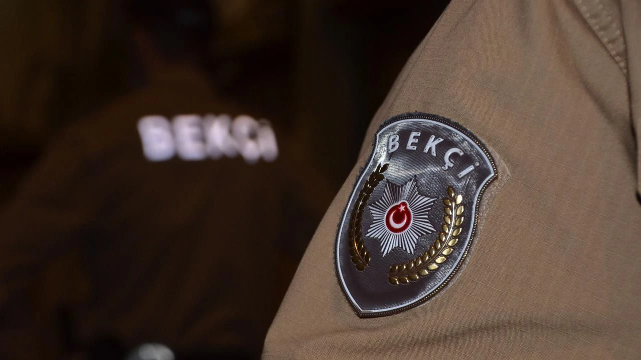 Bekçiyi metrelerce sürükledi…