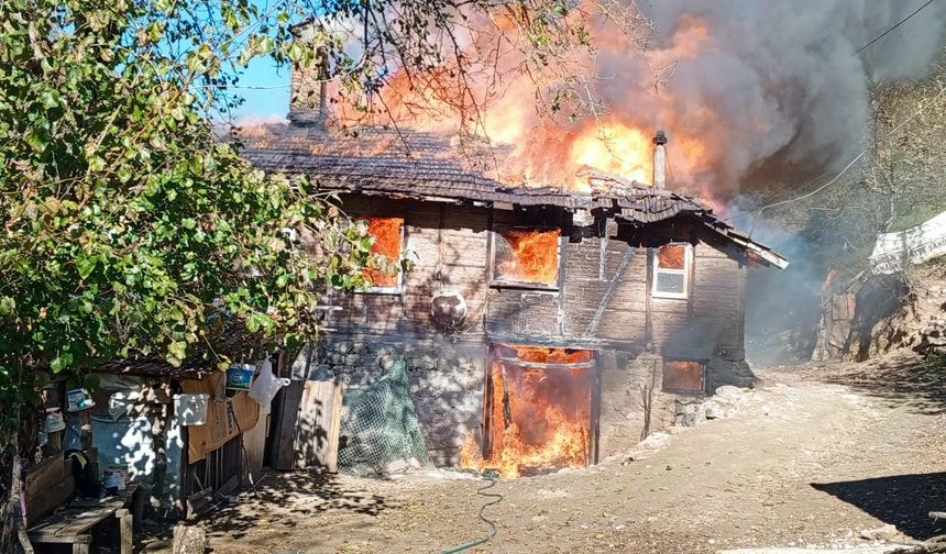 Ahşap ev alevlere teslim oldu…