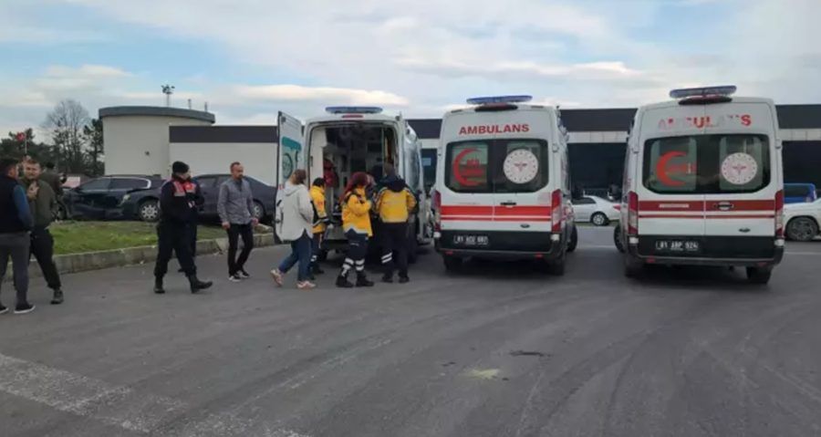 Araçlar refüje savruldu…