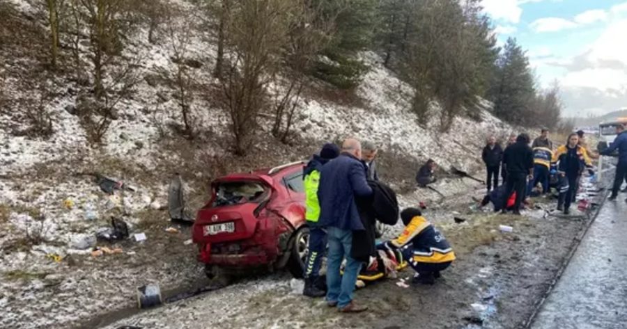 Otoyolda kaza, iki araç çarpıştı…