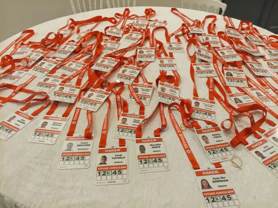 Hakem tanıtım kartları verildi…