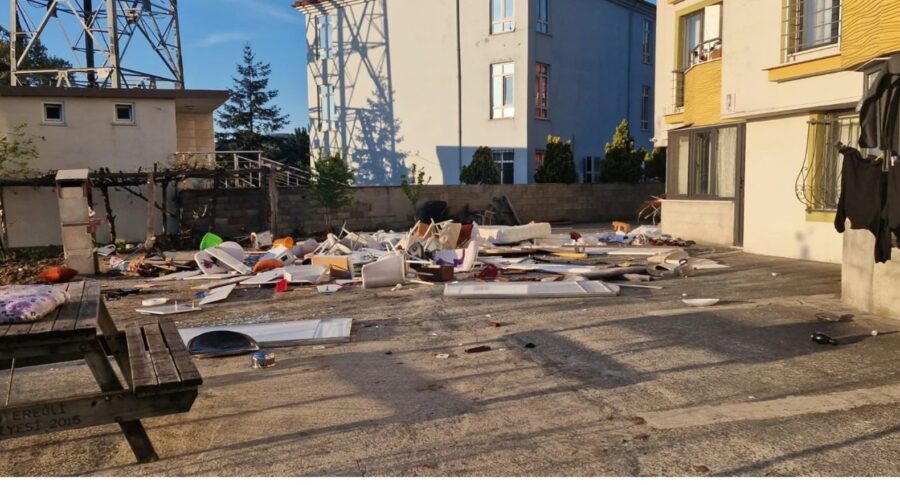 Tüm eşyalarını balkondan dışarıya attı…