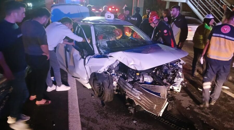 Sürücü aracın içinde sıkışıp kaldı…