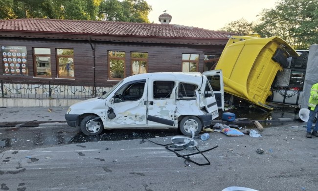 Tır, belediyenin sosyal tesisine girdi…