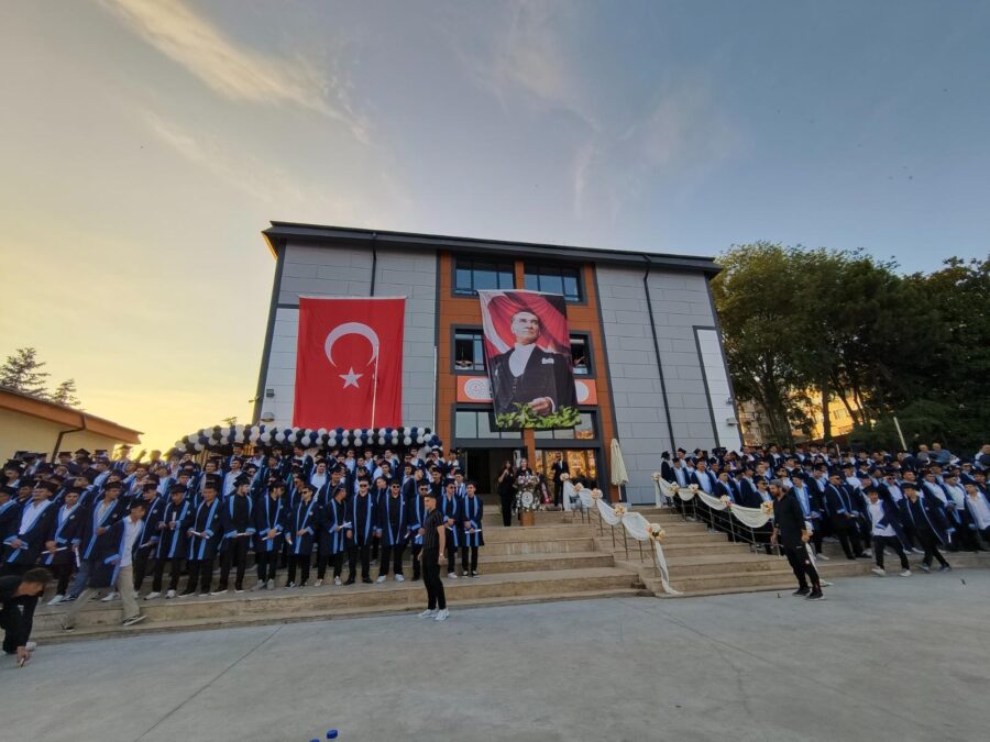 Mezuniyet töreni büyük bir heyecana sahne oldu…