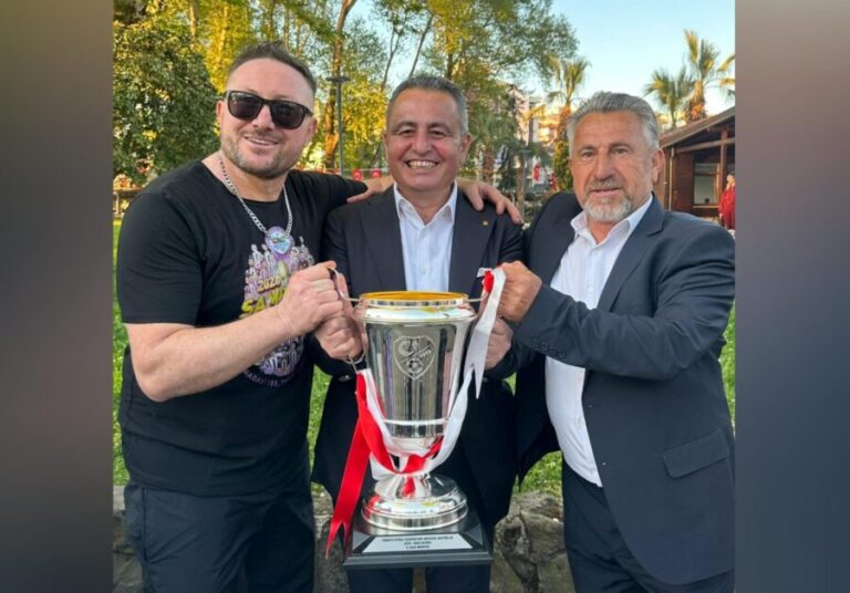 Tribünden teşekkür mesajı…