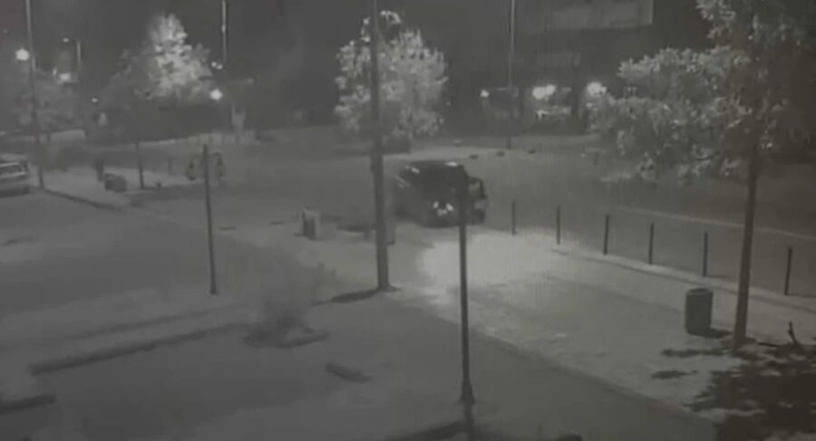 Araç yoldan çıkarak çitlere çarptı…