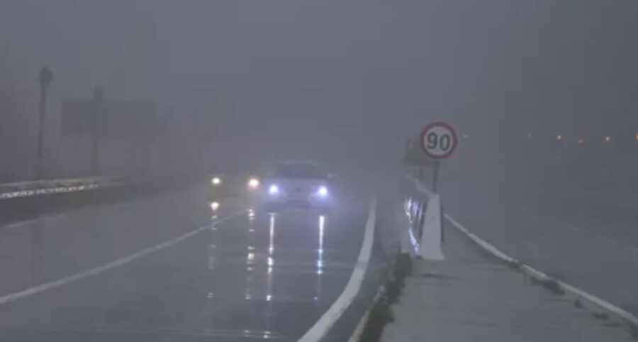 Sağanak ve sis sürücüleri olumsuz etkiledi…