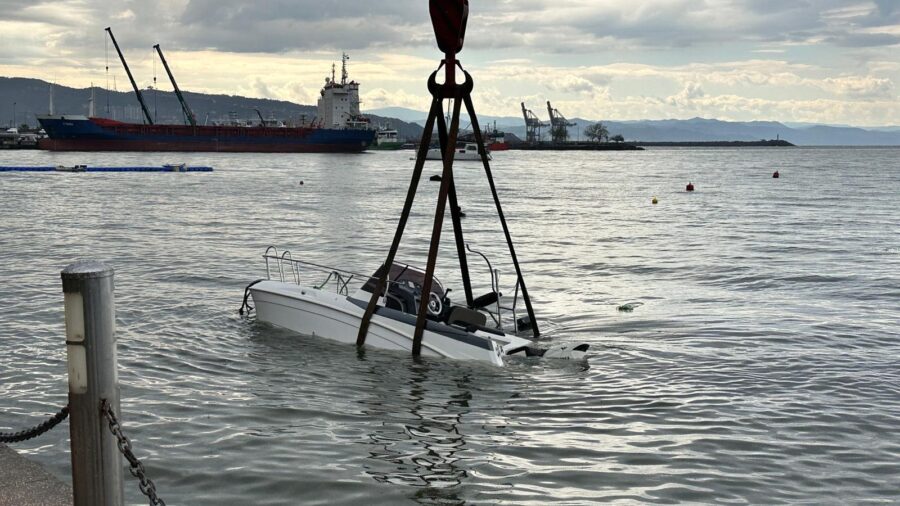 Vinç yardımı ile denizden çıkartıldı…