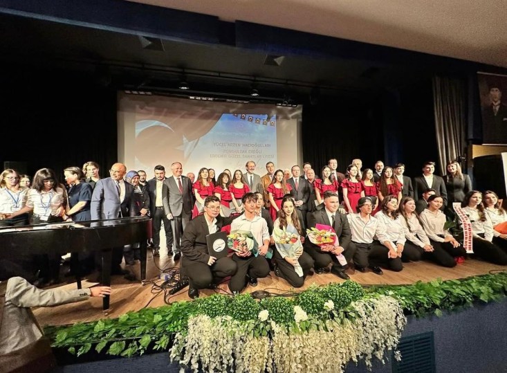 “Kim Var?” Sanat Etkinliği Ayakta Alkışlandı…