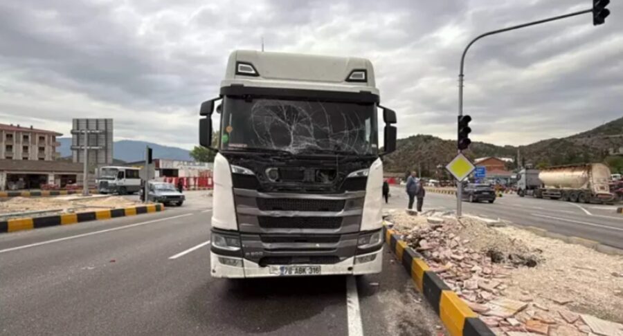 Futbolcularını taşıyan minibüs, TIR’la çarpıştı…