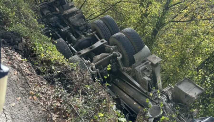 TIR şarampole yuvarlandı…